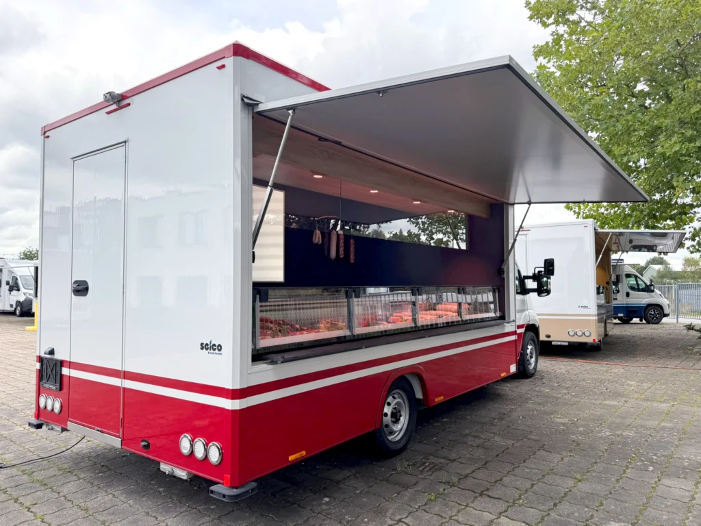 Heckansicht mit Rückfahrkamera an einem Verkaufswagen für Fleisch und Wurstwaren