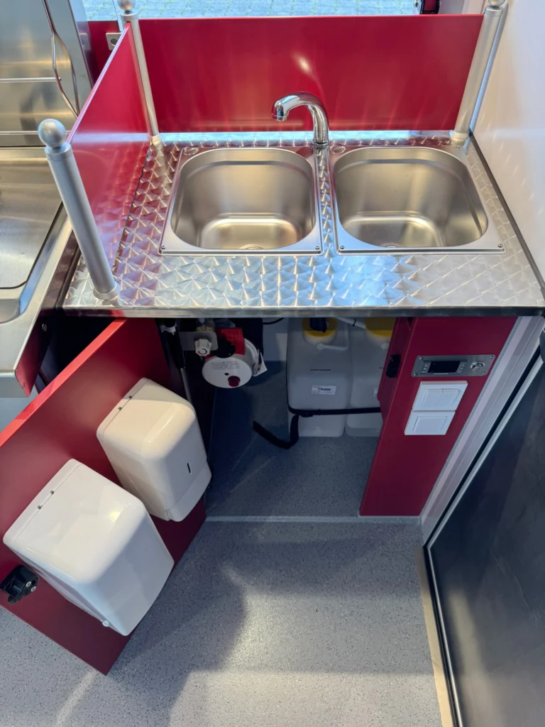 Hygieneschrank im mobilen Hähnchengrill
