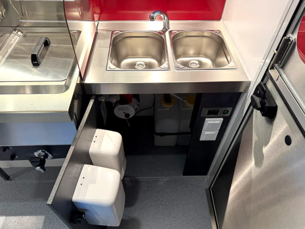 Hygieneschrank in einem Hähnchengrillfahrzeug