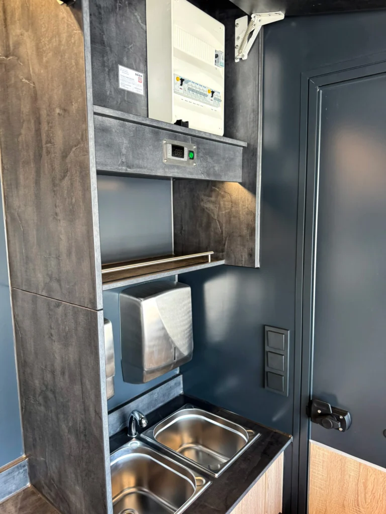 Hygieneschrank in einem verkaufswagen für wochenmarkt