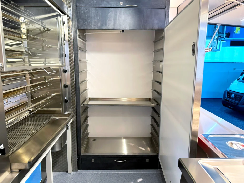 Innenansicht eines Spießkühlschrank in einem Hähnchengrillfahrzeug
