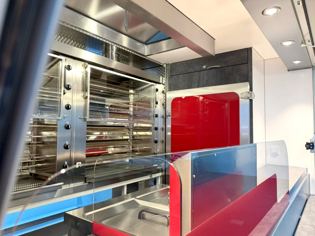 Kunndenansicht auf den Spießkühlschrank in einem Hähnchengrillfahrzeug