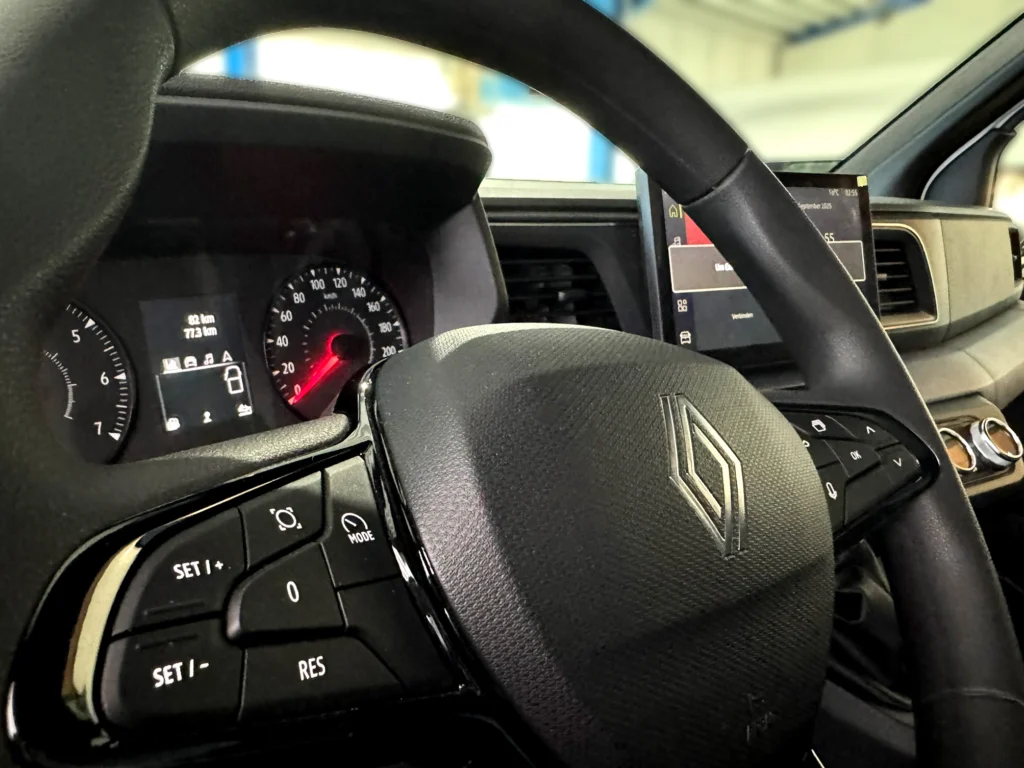 Multifunktionslenkrad im Renault Master an einem Hähnchengrillfahrzeug
