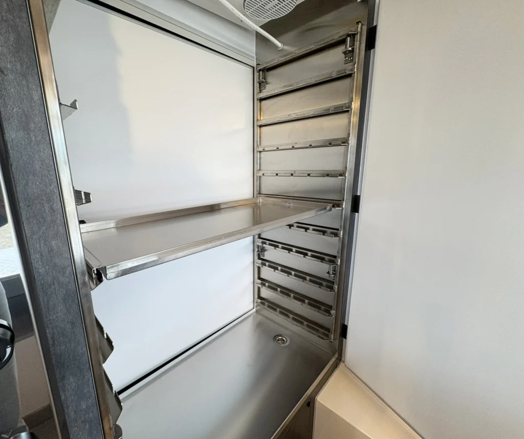 Spießkühlschrank mit herausnehmbaren Gestell und Edelstahlverkleidung in einem mobilen Hähnchengrill