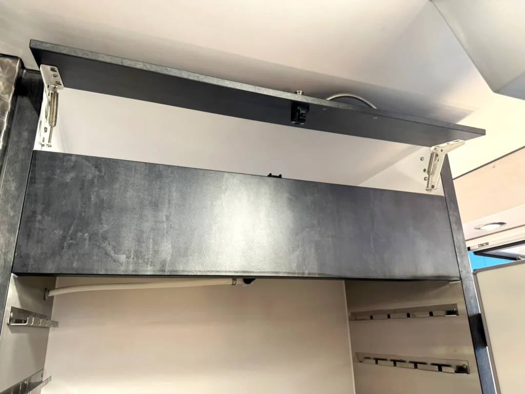 Stauraum oberhalb des Kühlschranks in einem Hähnchengrillfahrzeug