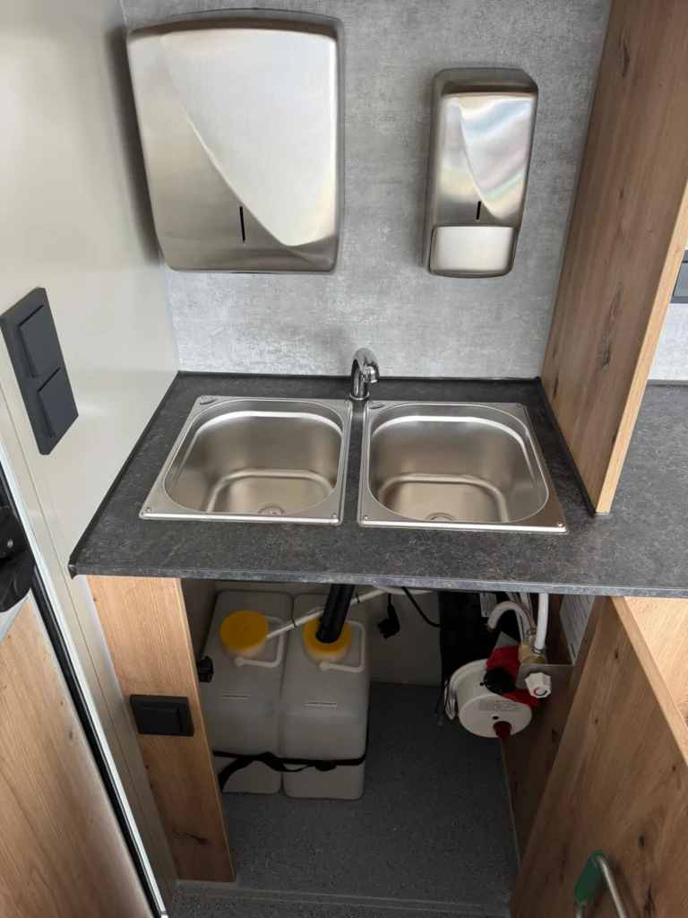 Verkaufsfahrzeug mit Edelstahlbecken im Hygieneschrank_