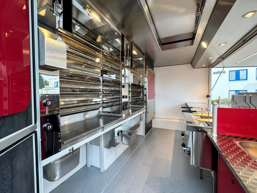 Verkaufsraum eines mobilen Hähnchengrills