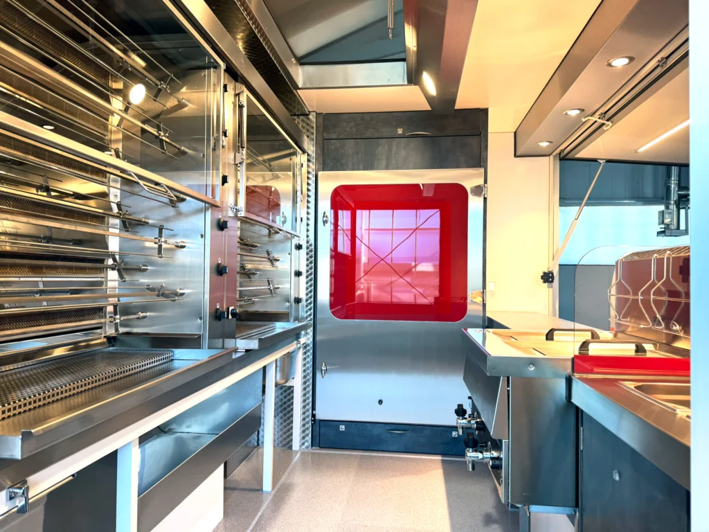 Verkaufsraum in einem Hähnchengrillfahrzeug
