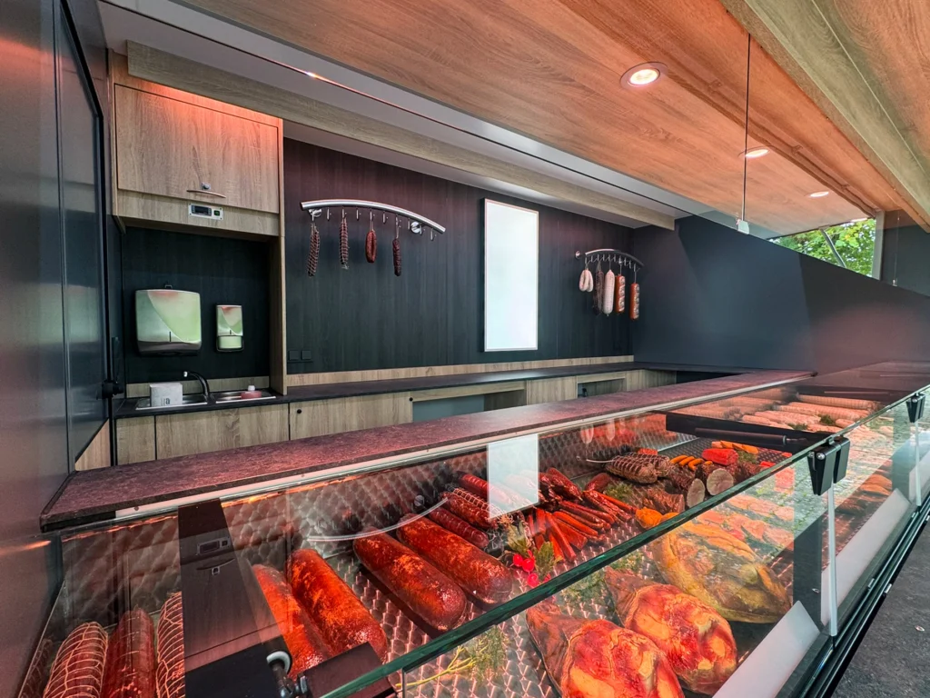 Verkaufswagen für Fleisch und Wurstwaren mit Umluft Kühltheke und LED Akzent
