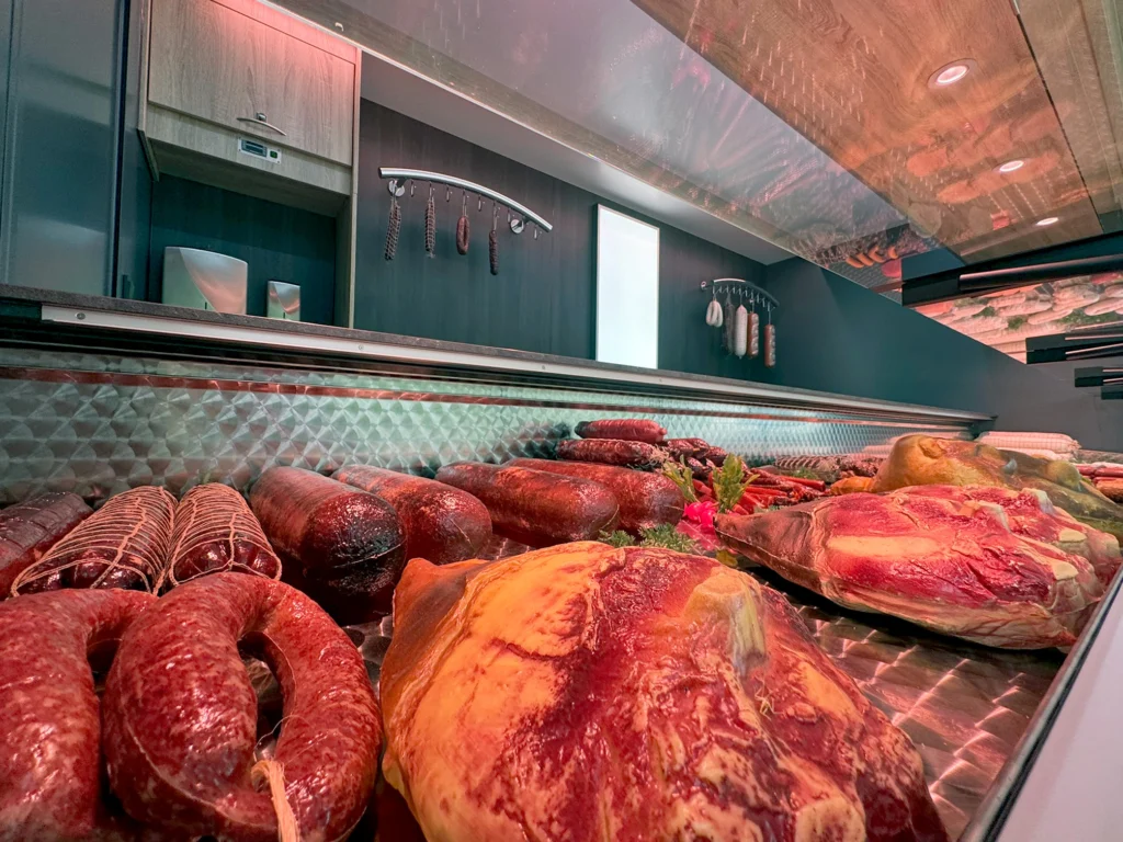 Viel Platz in der Theke eines Verkaufswagen für Fleisch und Wurstwaren