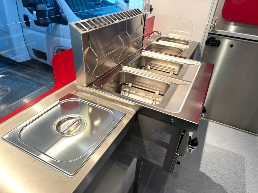 Zubereitungsstation für Pommes in einem Hähnchengrillfahrzeug