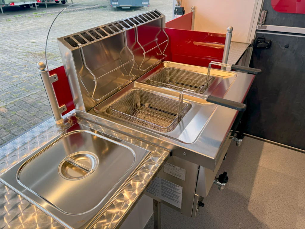 Zwei-Becken-Fritteuse mit Salzwanne im mobilen Hähnchengrill