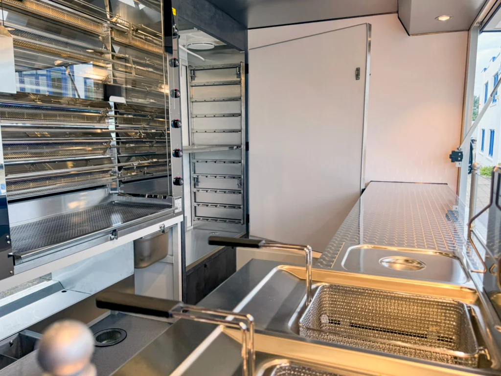 geöffneter Spießkühlschrank in einem mobilen Hähnchengrill