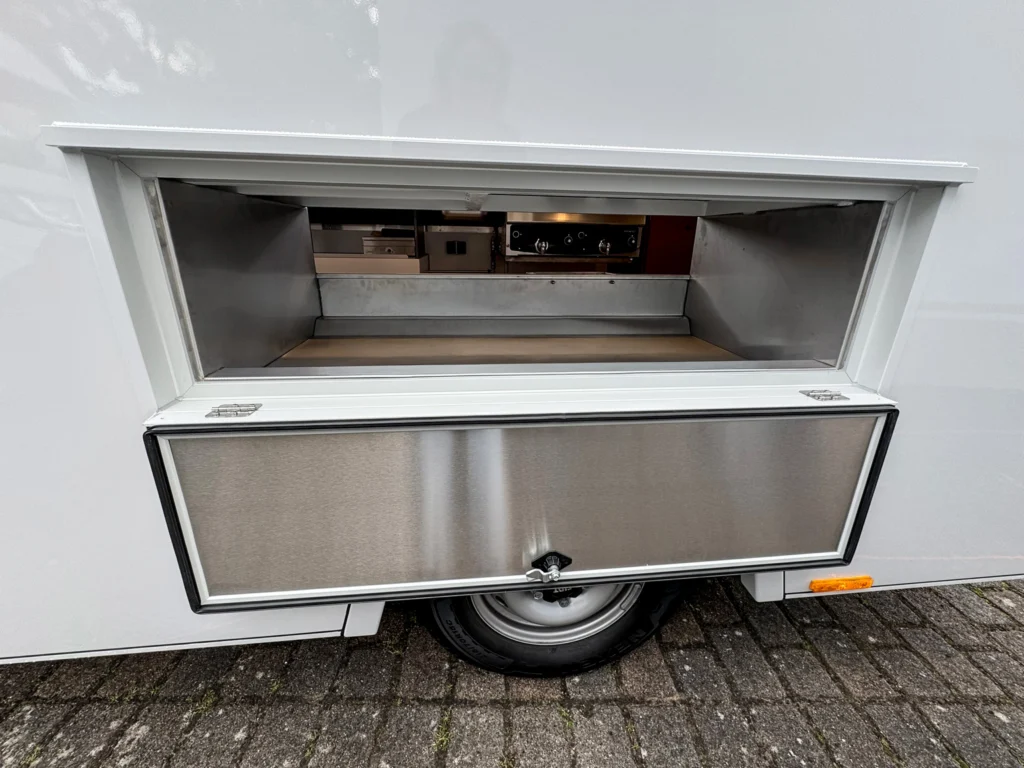 mobiler Hähnchengrill mit Außenklappe am Fach für gebrauchte Spieße