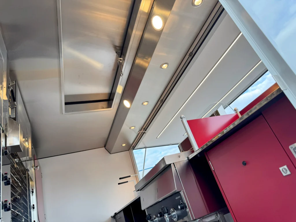 mobiler Hähnchengrill mit Edelstahlverkleidung des Dachs und LED Ausleuchtung