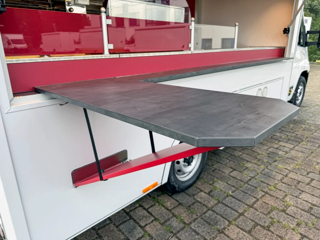 mobiler Hähnchengrill mit Esstisch an der Verkaufsseite