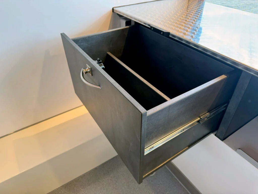 mobiler Hähnchengrill mit HPL-Schublade für Getränke, Kleinmaterial oder Tüten