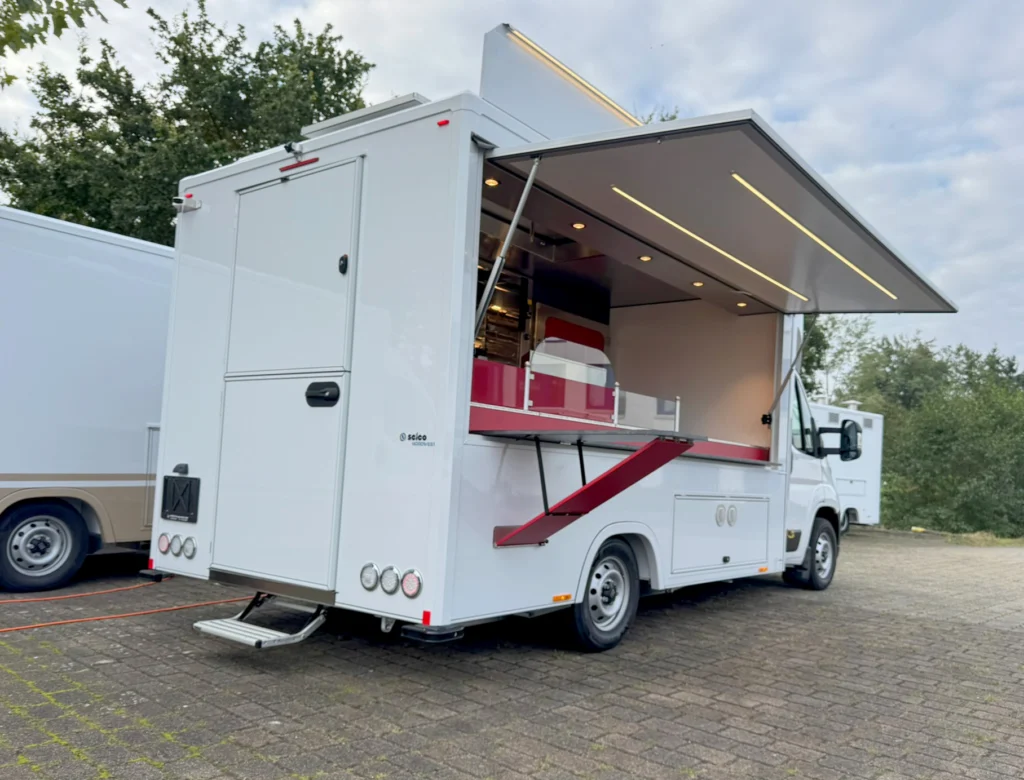 mobiler Hähnchengrill mit LED unter der Klappe und Esstisch