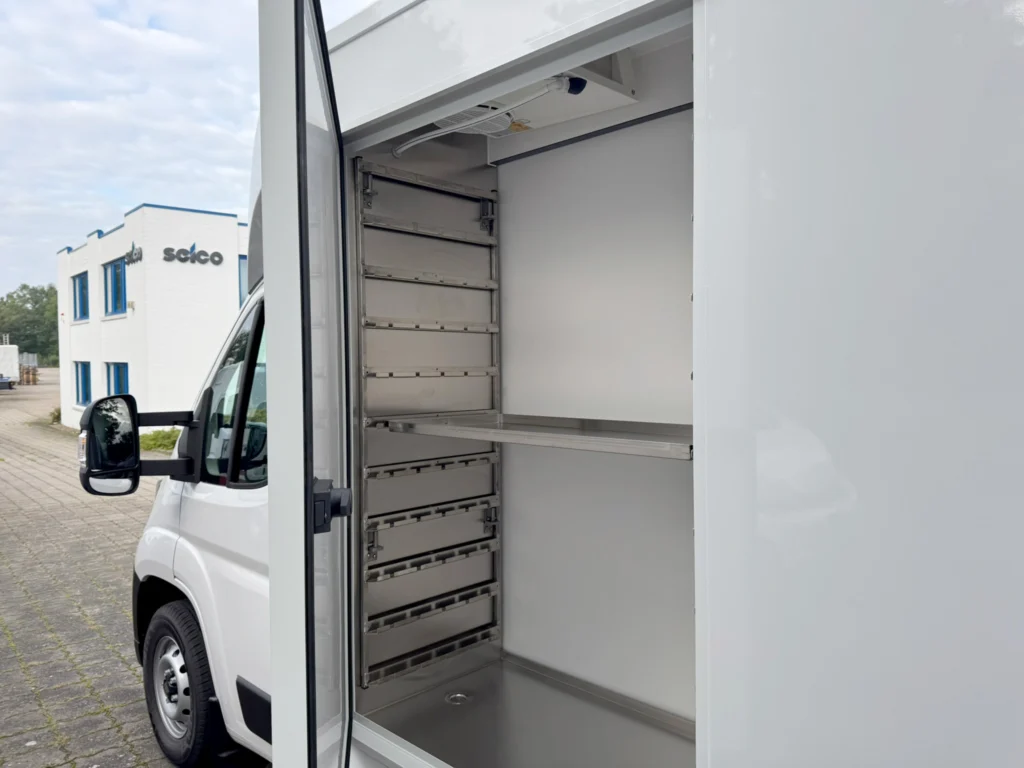 mobiler Hähnchengrill mit Spießkühlschrank und entnehmbarem Gestell für die Spieße