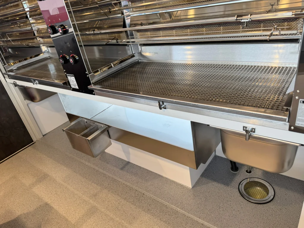 mobiler Hähnchengrill mit Spießschütte, Besteckhalter und Fettauffangwanne