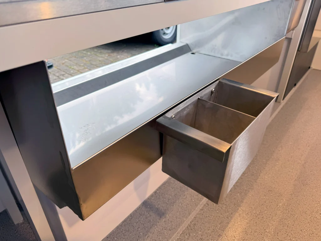 mobiler Hähnchengrill mit Spießschütte und Hähnchenbesteck-Halter