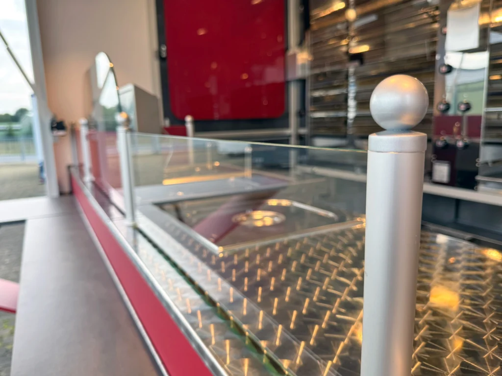 mobiler Hähnchengrill mit Spuckschutz vor den Grillgeräten