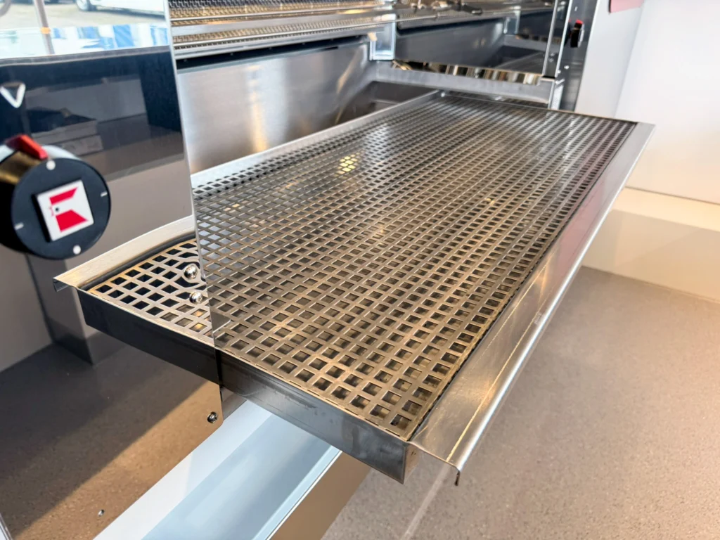 mobiler Hähnchengrill mit ausziehbaren Arbeitsflächen an den Ubert Hähnchengrills
