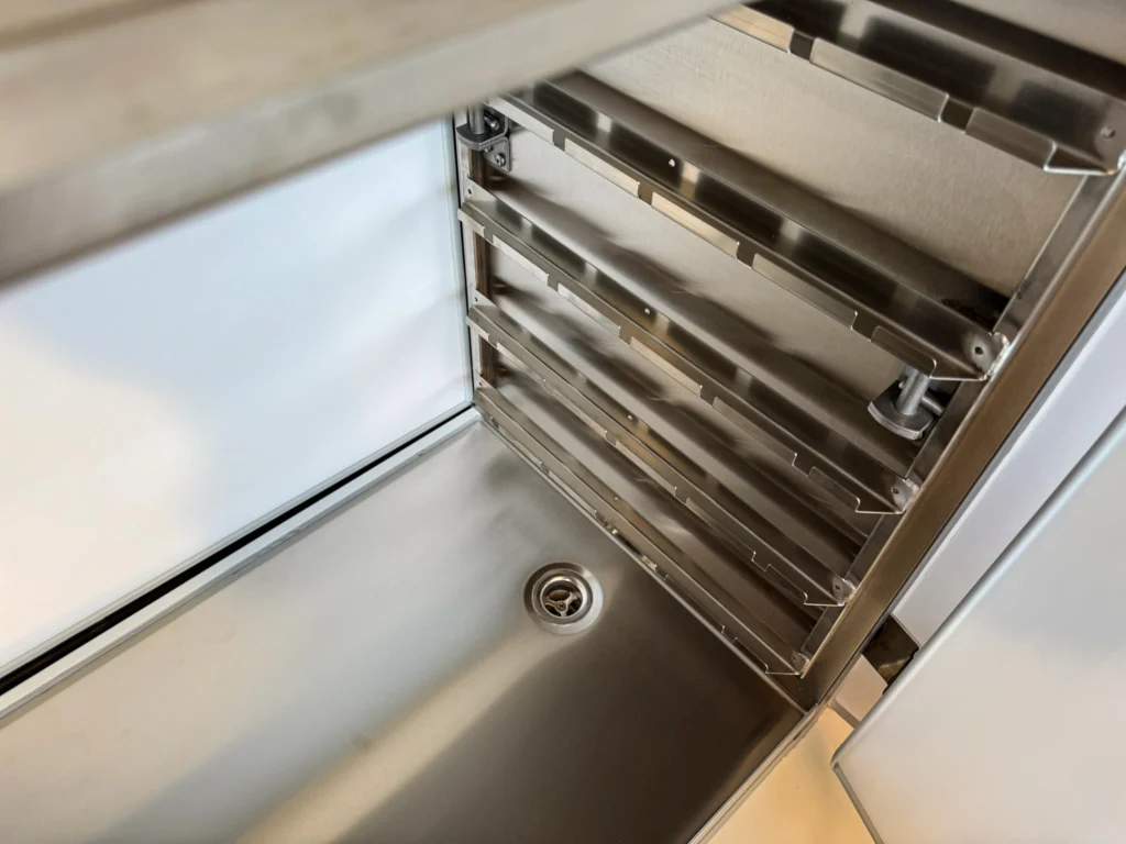 mobiler Hähnchengrill mit entnehmbarer Spießaufnahme, Edelstahlverkleidung und Abfluss im Kühlschrank
