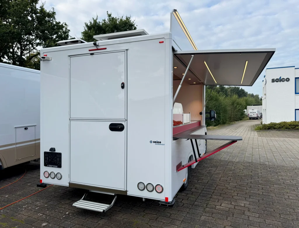 mobiler Hähnchengrill mit geteilter Einstiegstür und beleuchteter Werbeblende