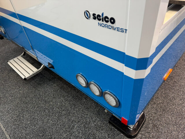 Anfahrschutz und Einstiegstritt am Verkaufsfahrzeug Fisch