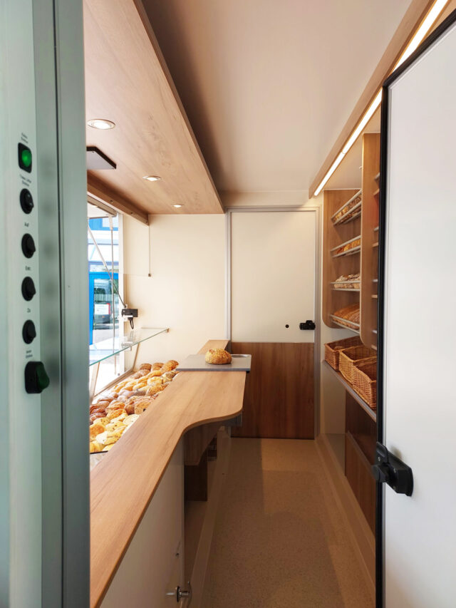 Bäckereiverkaufswagen Ansicht Bäckermobil aus Fahrerhaus