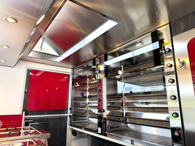 Ansicht auf Ubert Grill mit Dachabzug in einem Hähnchengrillmobil