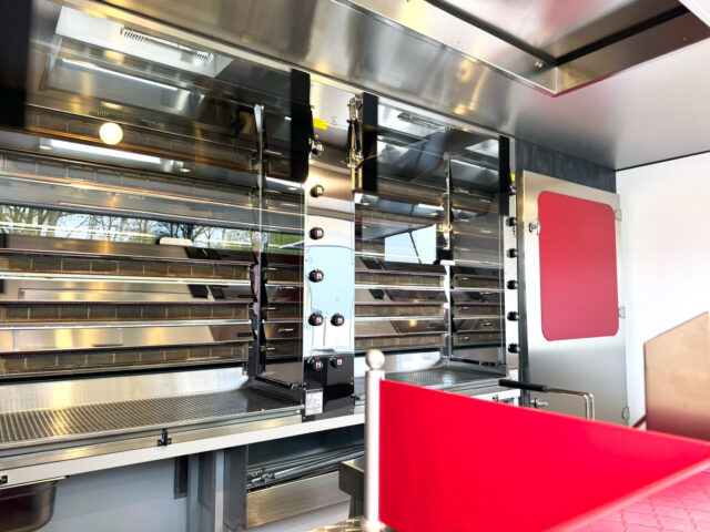 Ansicht auf den Spießkühlschrank in einem Hähnchengrillmobil