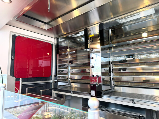 Ansicht auf die Grills in einem Hähnchengrillmobil