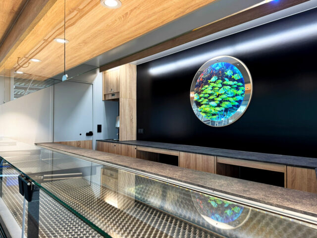 Ansicht eines Verkaufsraums in einem Fischverkaufsmobil