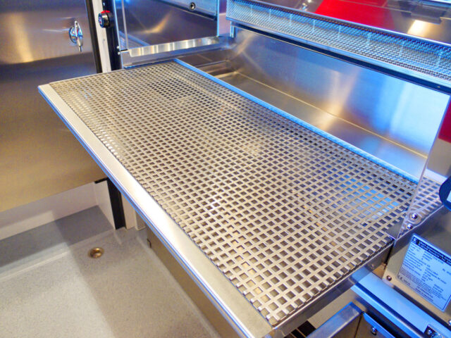 Ausziehbare Arbeitsflächen im Hähnchengrill