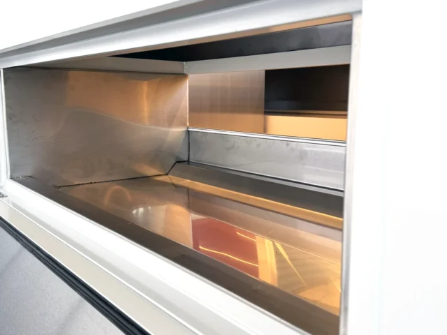 Auffangwanne für gebrauchte Grillspieße in einem Hähnchengrillfahrzeug