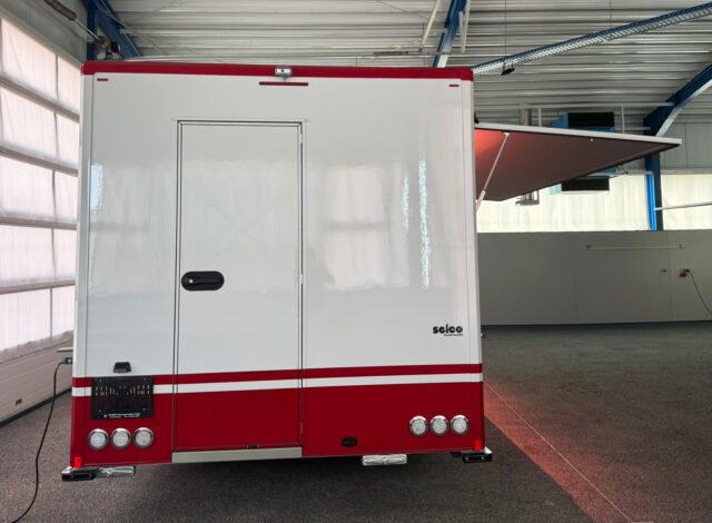 Außenansicht Heck eines Fleischverkaufsmobils