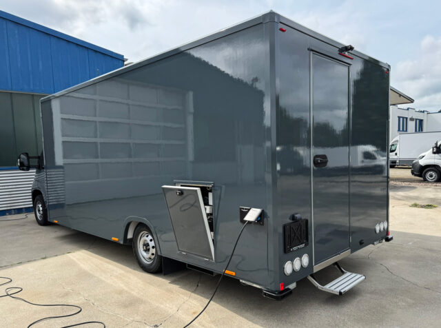 Außenansicht eines Food Truck mit Kühltheke