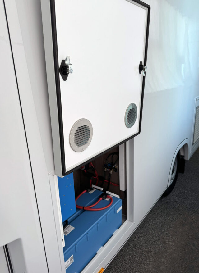 Außenklappe für Batteriepaket in einem Tourenmobil mit Kühltheke