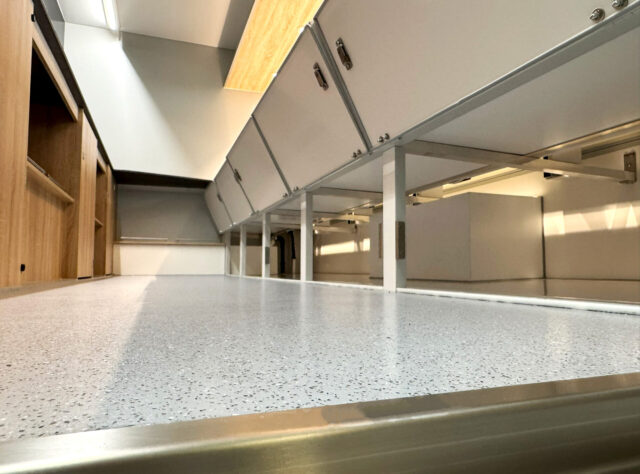 Barrierefreier Abschluss an der Tür eines Fischverkaufsmobils