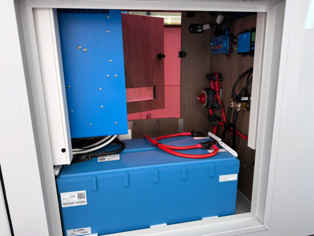 Batteriepaket in einem Tourenmobil mit Kühltheke
