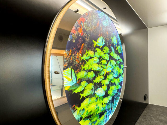 Beleuchtetes Bullauge Designelement in einem Fischverkaufsmobil