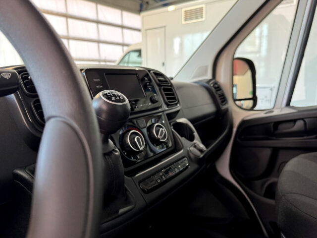 Cockpit in einem Ducato für Tourenmobil mit Kühltheke