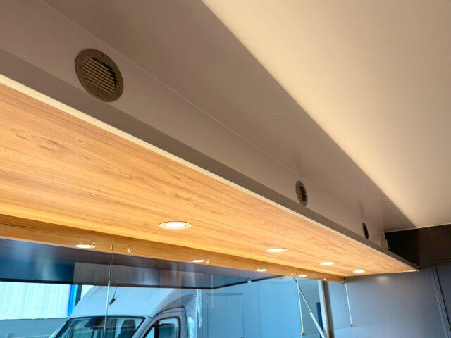 Dachbaumbord in einem Verkaufsfahrzeug mit Umluftkühlung