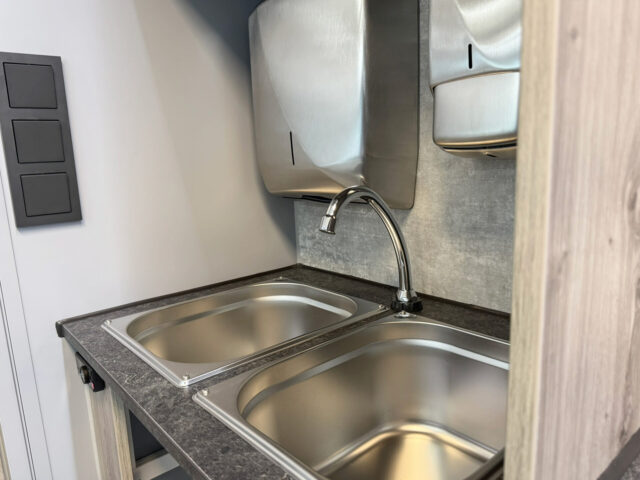 Doppelwaschbecken im Hygieneschrank Verkaufswagen Fisch