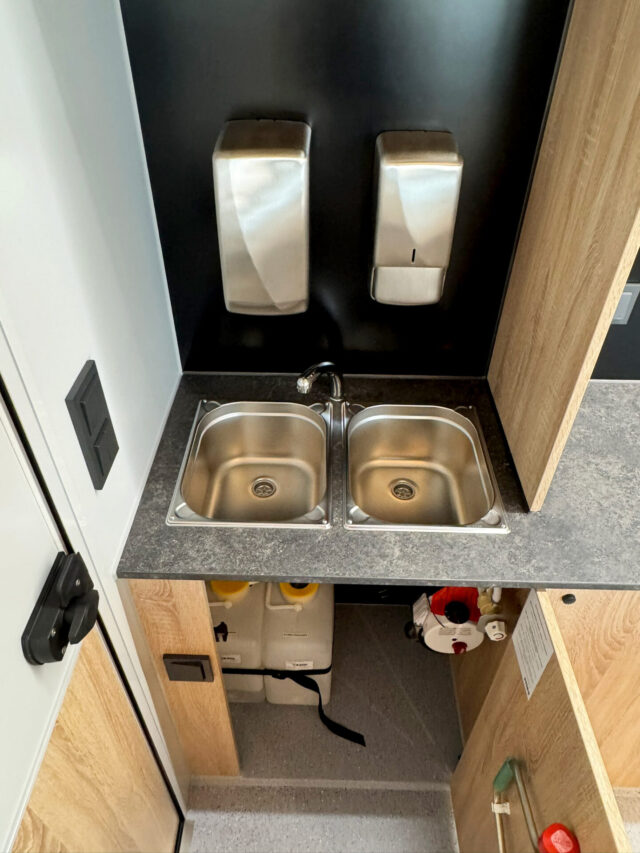 Doppelwaschbecken nach DIN 10500 in einem Fischverkaufsmobil