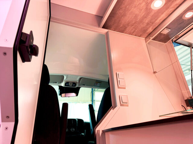 Durchgang zum Fahrerhaus in einem Tourenmobil mit Kühltheke