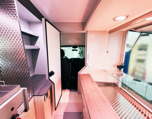 Durchgang zum Fahrerhaus im Verkaufsmobil
