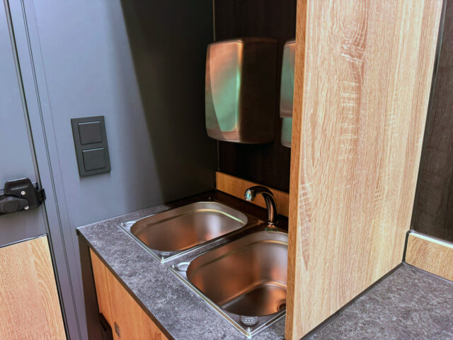 Edelstahl Doppelwaschbecken in einem Fleischverkaufsmobil